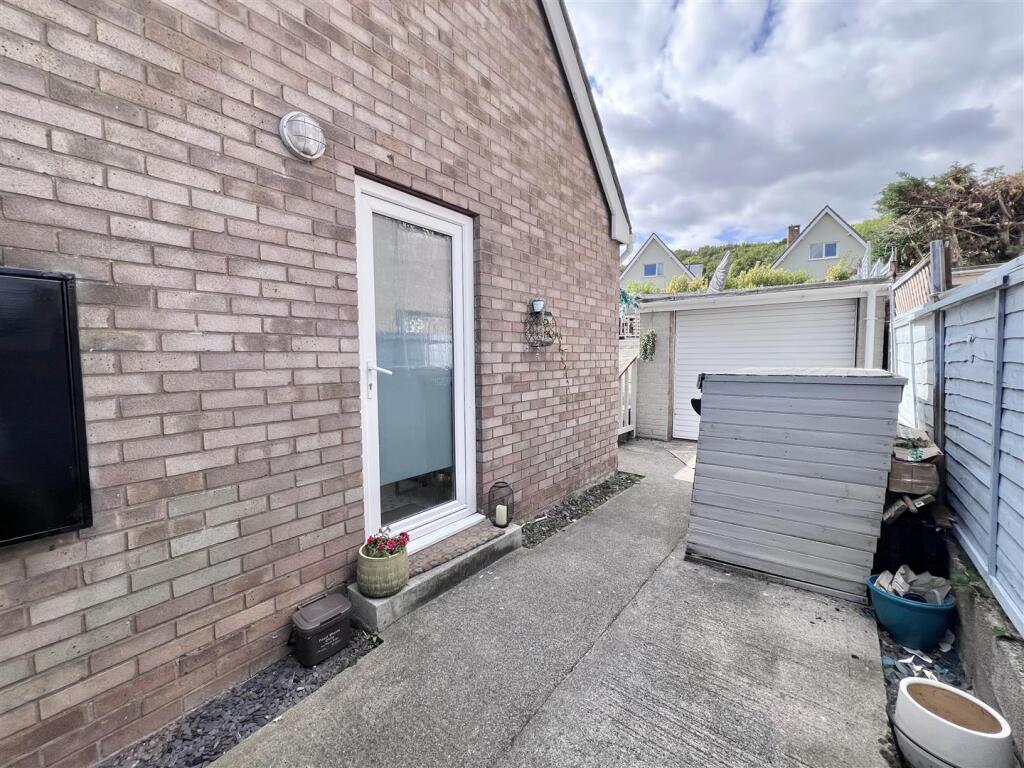 Side Access/Driveway to Garage