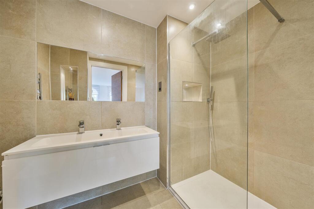 En Suite Shower Room: