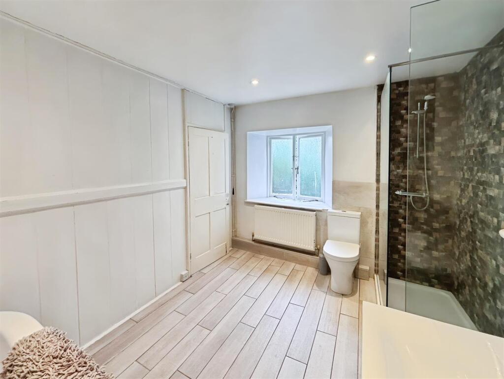 Bathroom (2).JPG