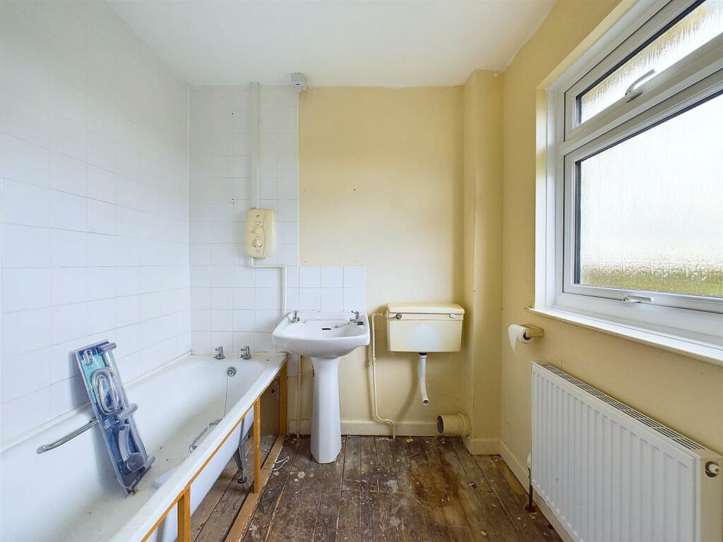 13 - Semi-detached House for Auction, Wick St Lawr