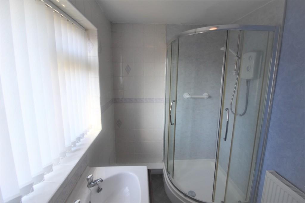 Bathroom (b)