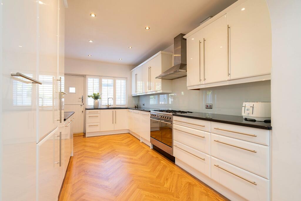 Kitchen &amp; Dining Area