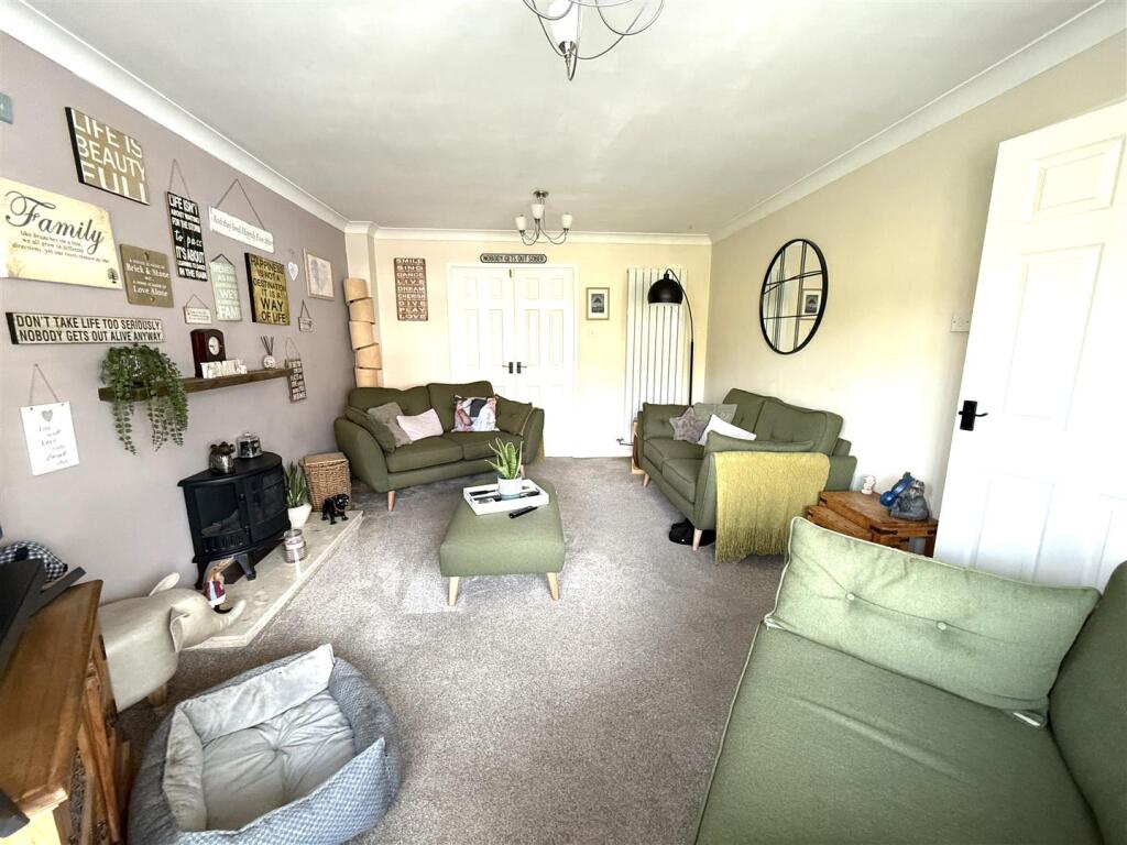 1 THORN CLOSE LOUNGE 4.jpeg