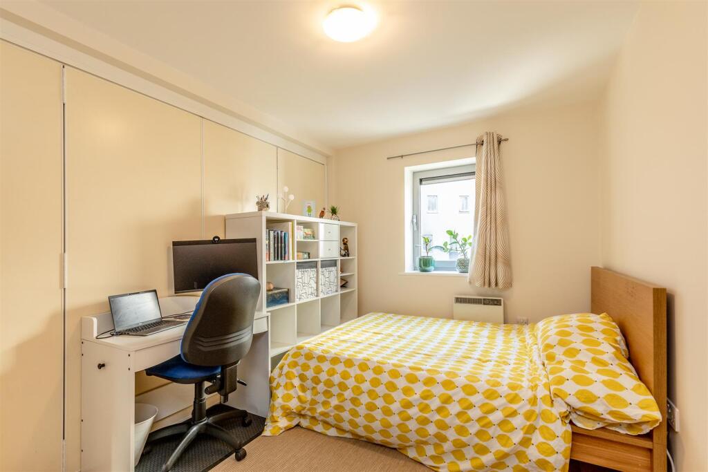 Hamilton Court, Bristol Bed 2.jpg