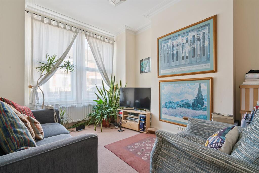3 Brightwell Crescent SW17 Reception.jpg