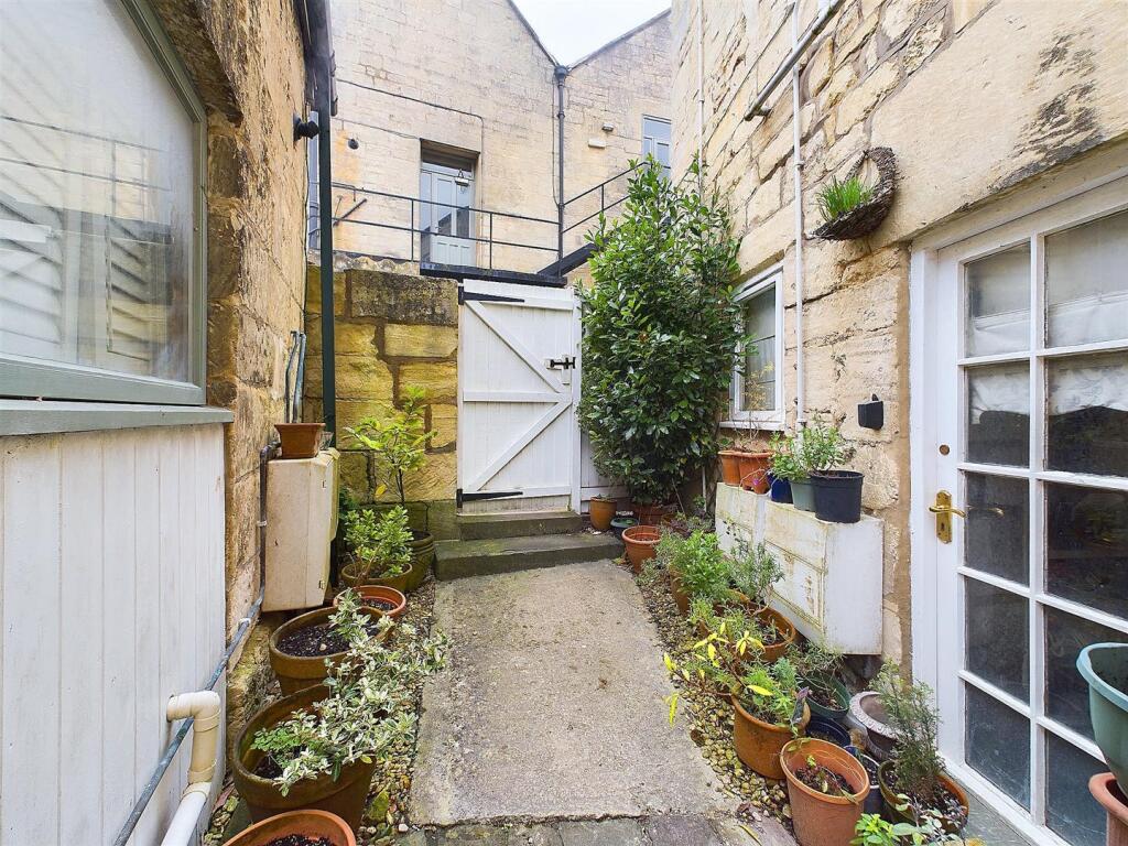 12 - TOP FLOOR 2 BED FLAT.jpg