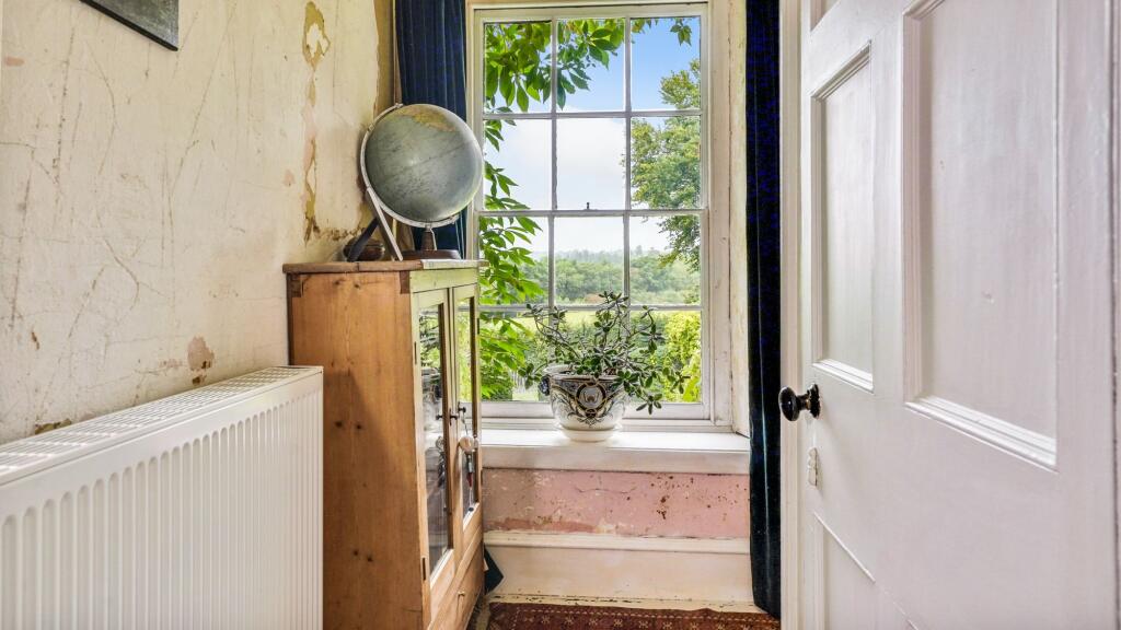 FIRST FLOOR LANDING: