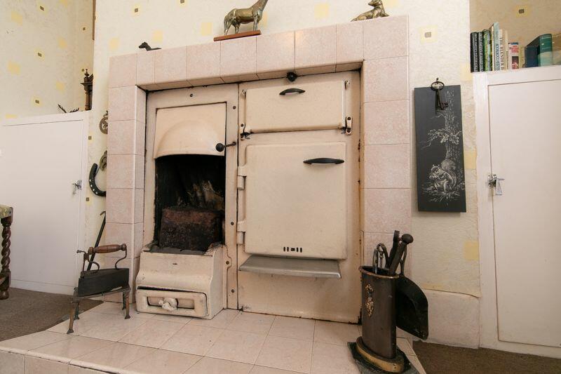 Original feature cottage range oven