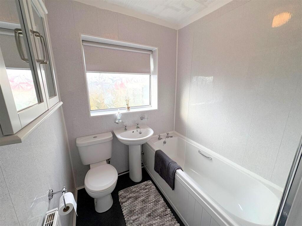 Bathroom a.jpg