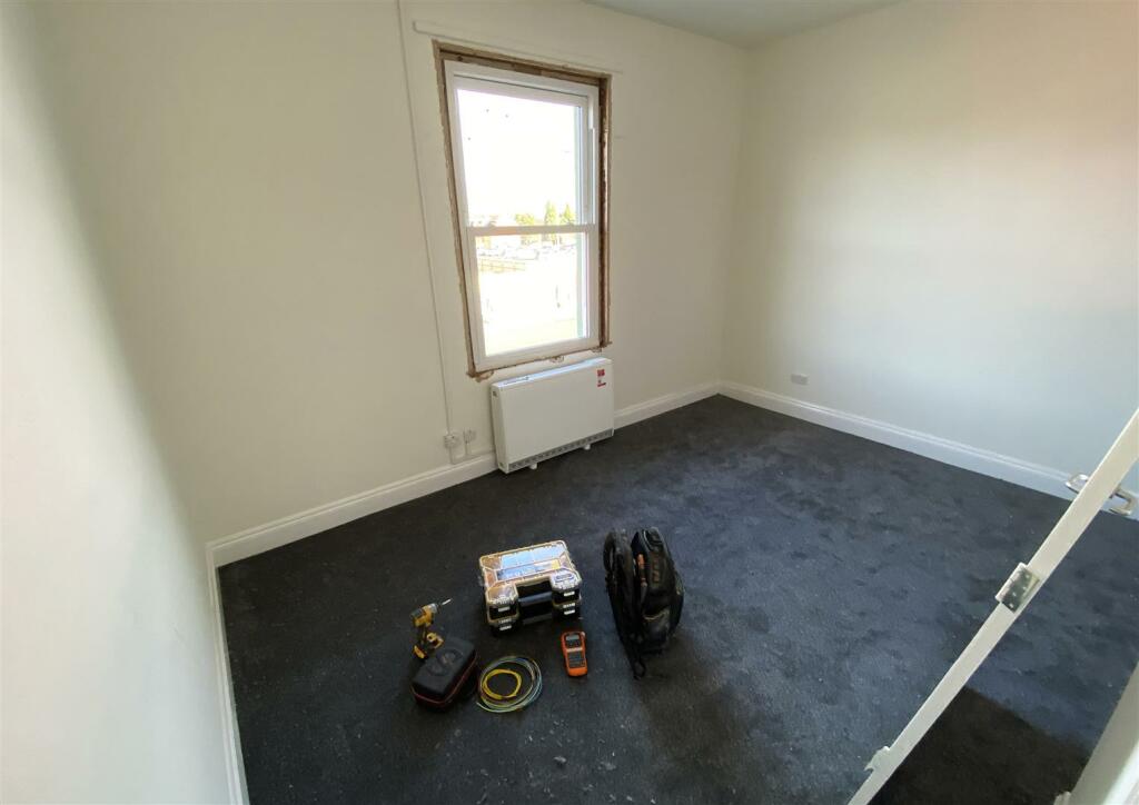 Bedroom 001.jpg