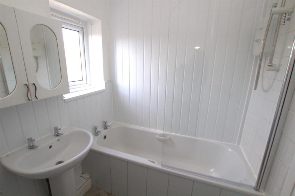 74 Hershall Bathroom.jpg