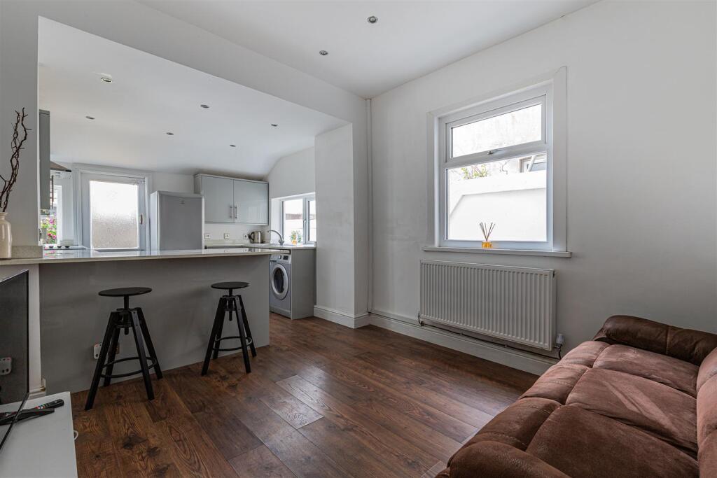 Llanishen Street 15-11.jpg