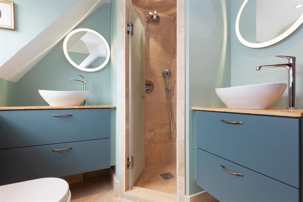 Family Bathroom 2.jpg