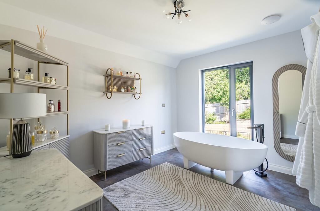 Ensuite Bathroom/...