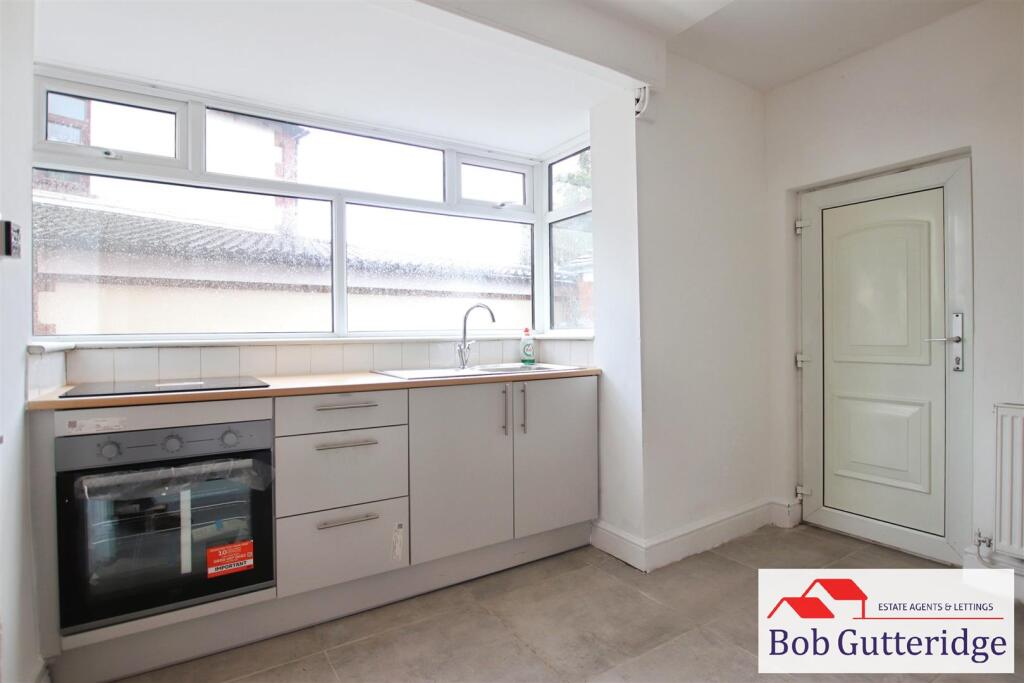 FITTED KITCHEN