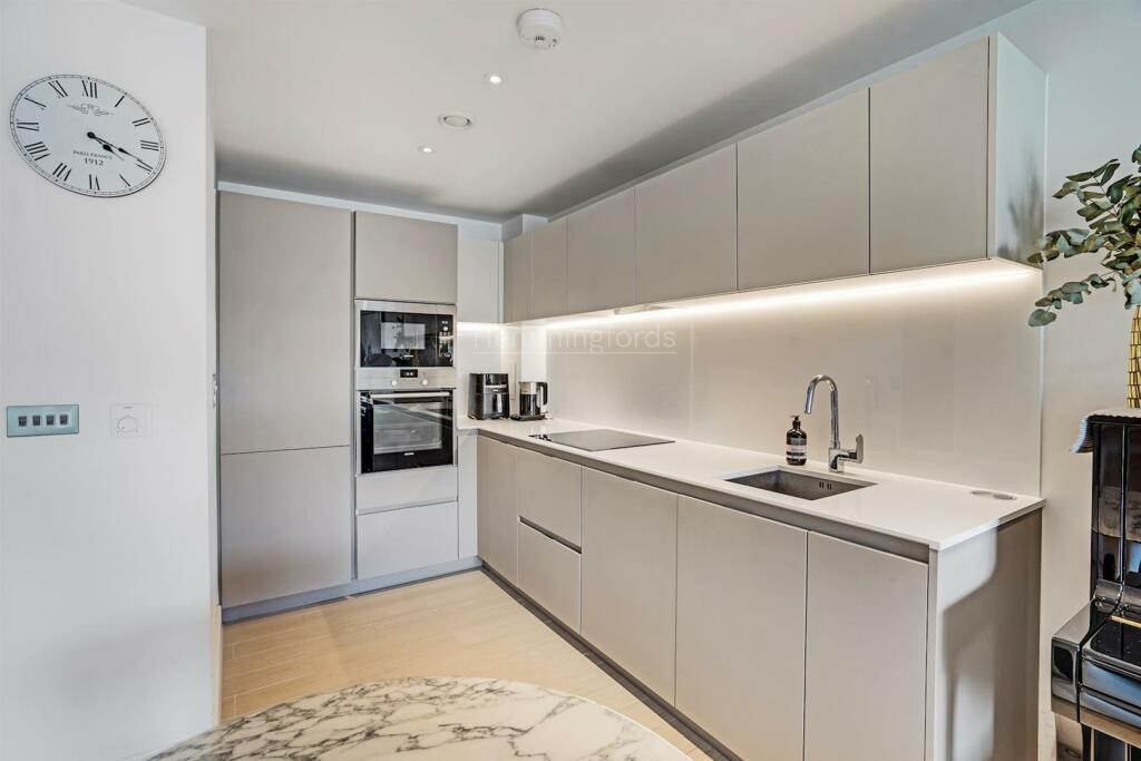 13-d7e7Reshoot-MK-HMF-Flat 12 17 Canalside Square-