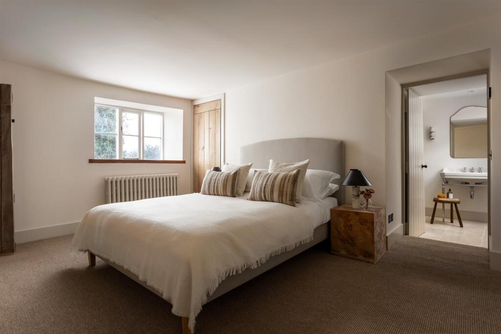 34 - Long Cottage - GL54 4AF - Web.jpg