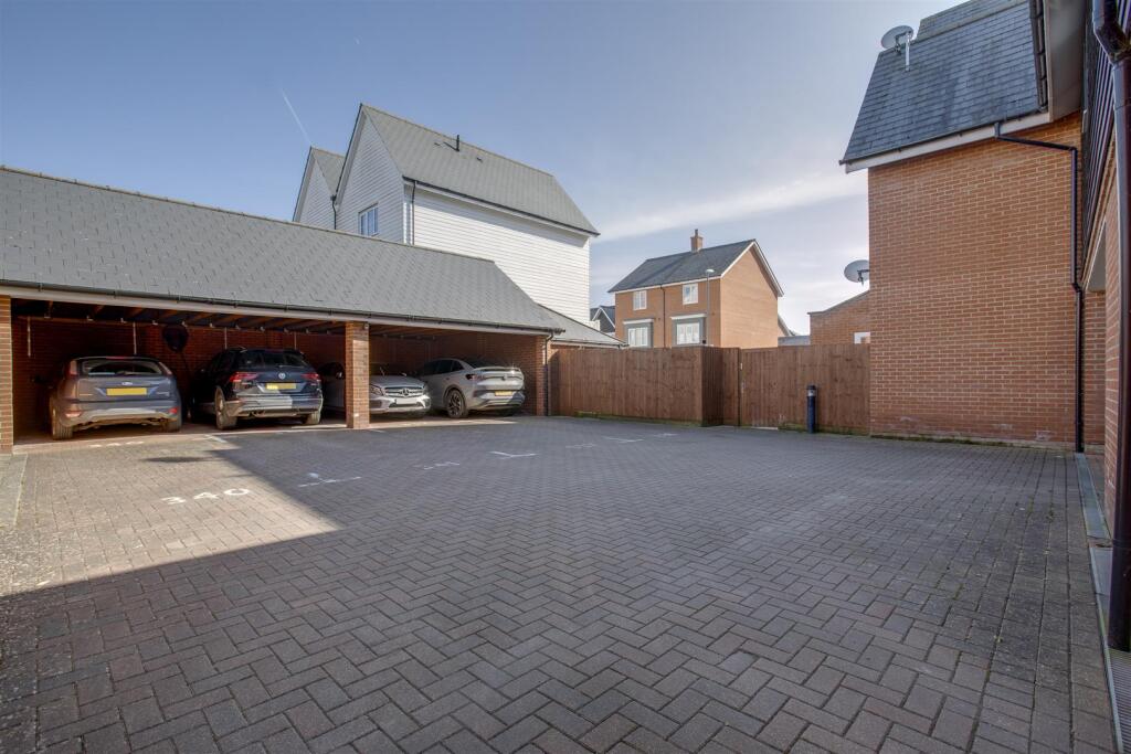1 Greenwich Drive, HP11 1GT-12.jpg