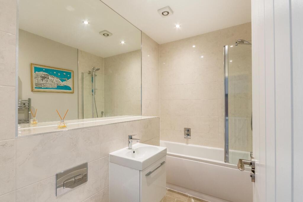 1B4RTN - Bathroom B.jpg