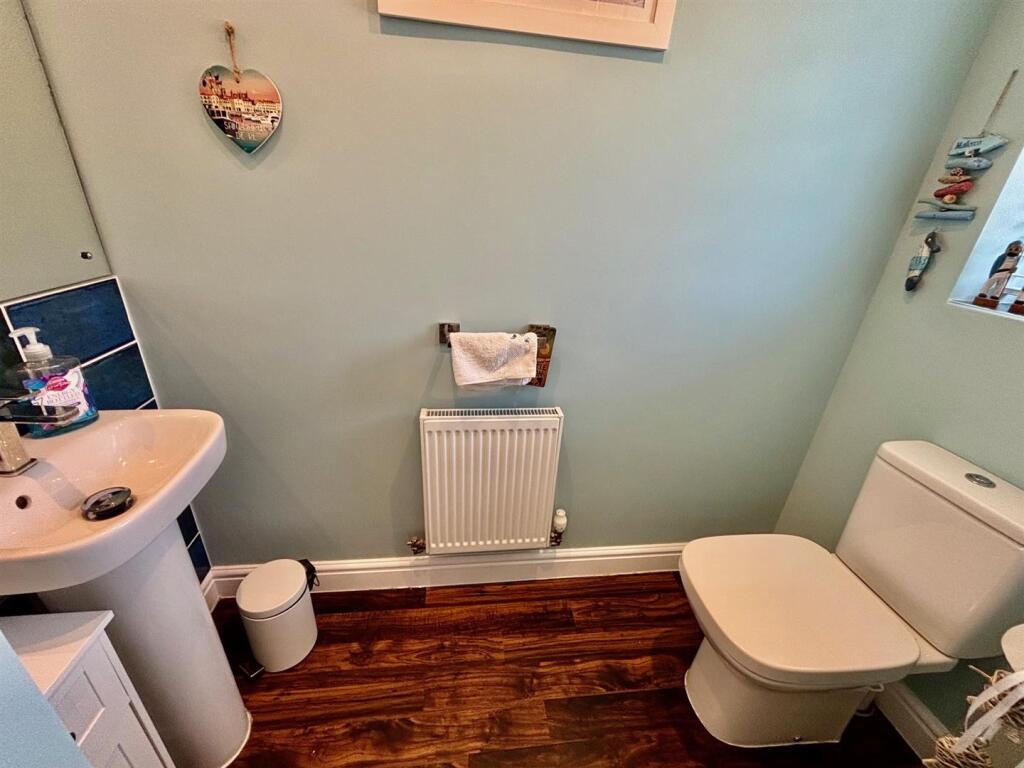 Guest's Cloakroom / Wc