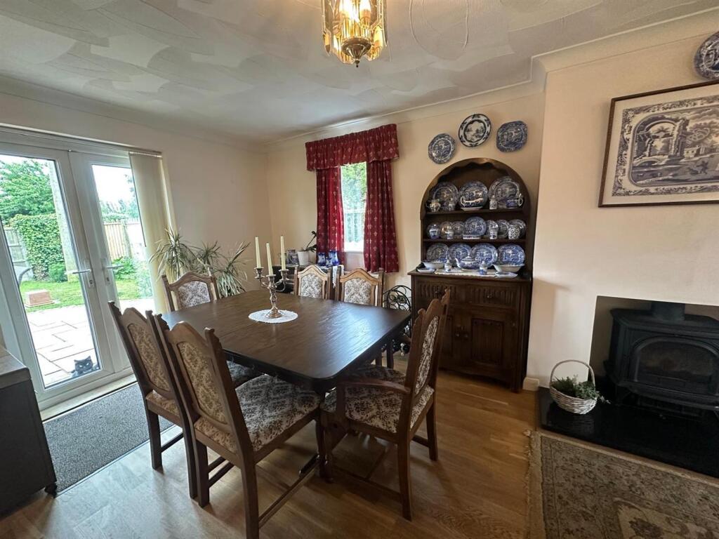 SITTING ROOM/DINER: 25' x 11'9"