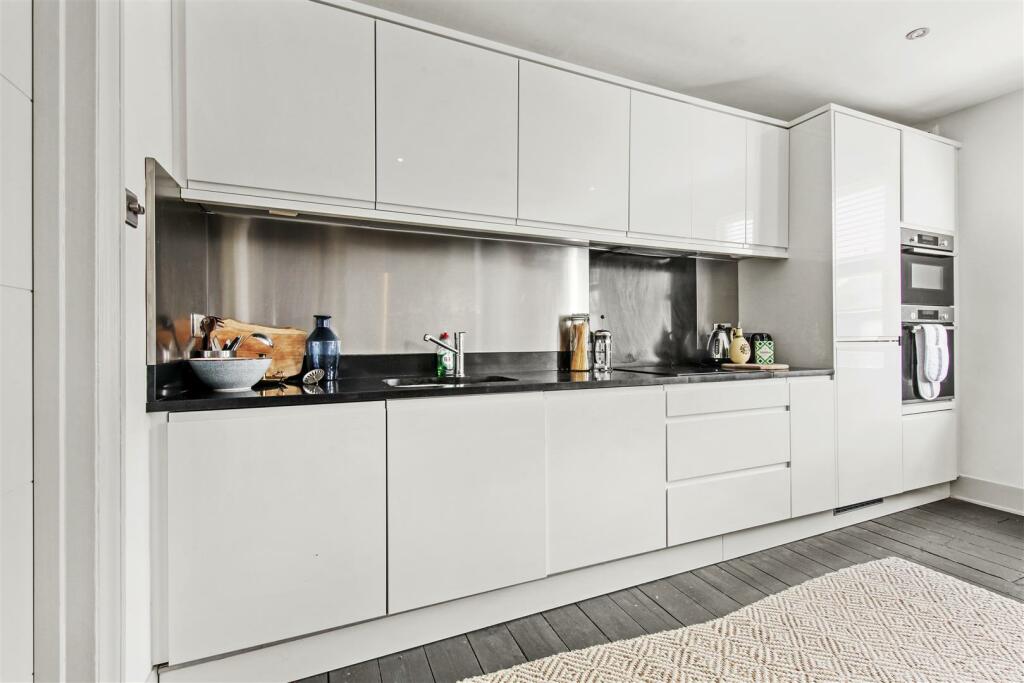 TOP FLOOR FLAT 39 Fitzroy Road   - 3AjF3H9wUgoRkDR