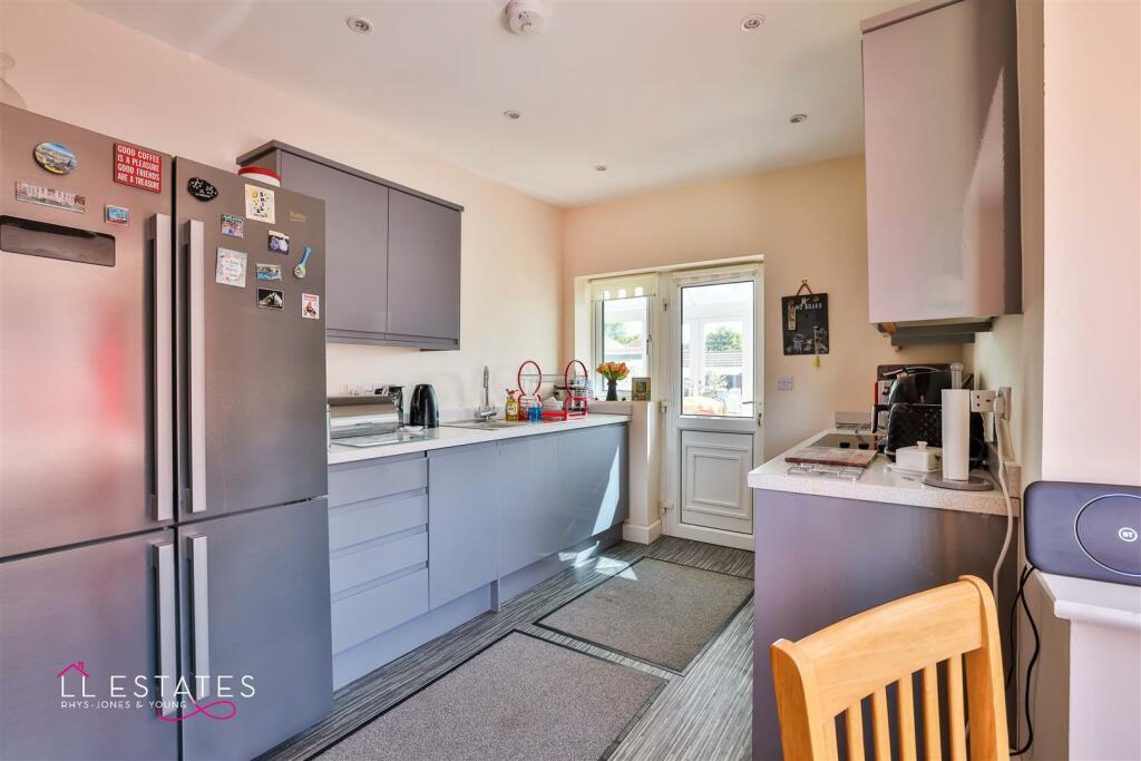 1 Roseview Crescent-9.jpg