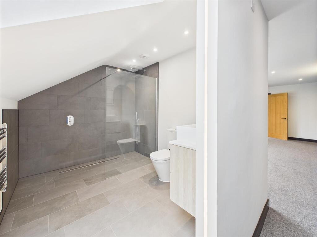 Bed 1 en suite  1 .jpg