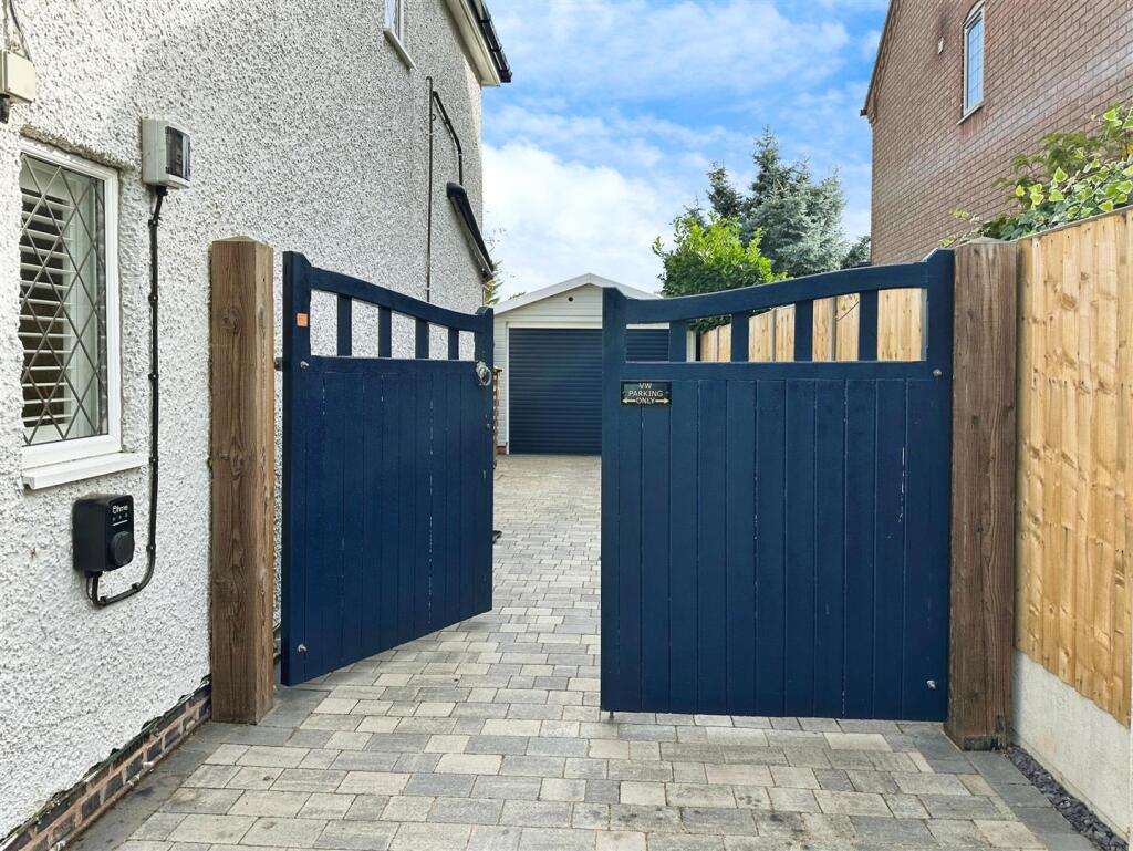 c31b3371--4893-87C3-DFA08E04F91A-11963-00000363093