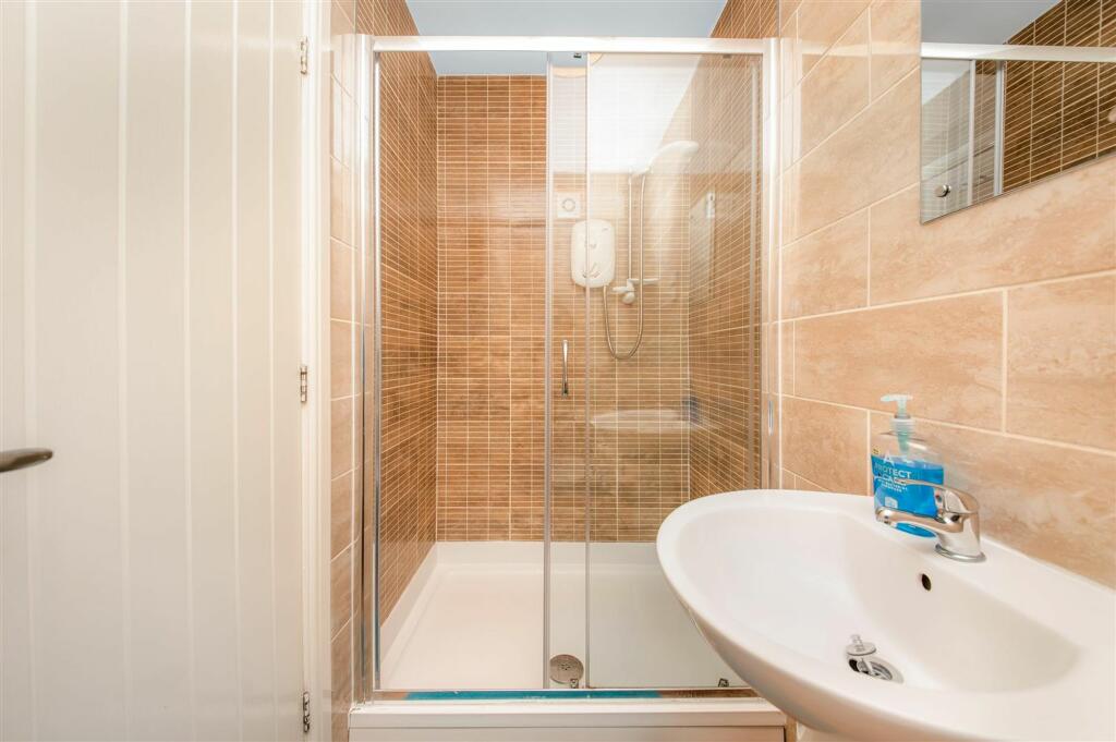 BEDROOM 1 EN SUITE.jpg