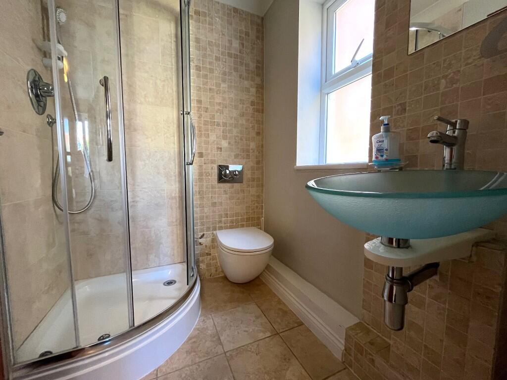 En-suite (bed 1)