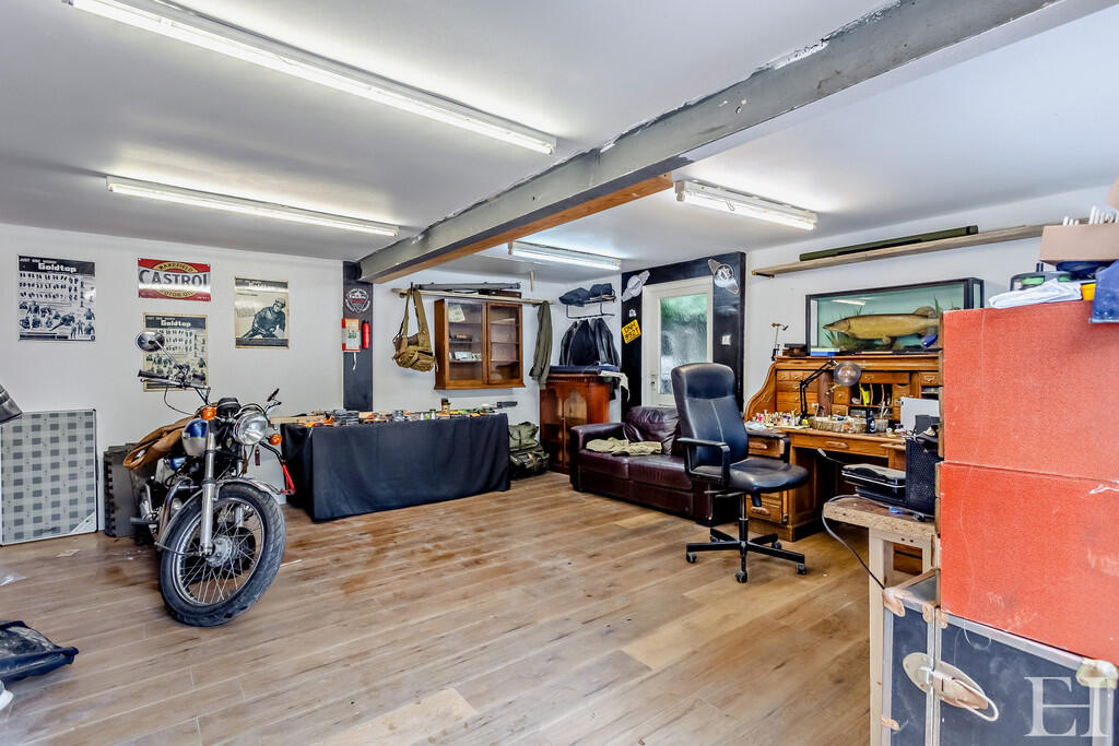 8648598-interiorW...
