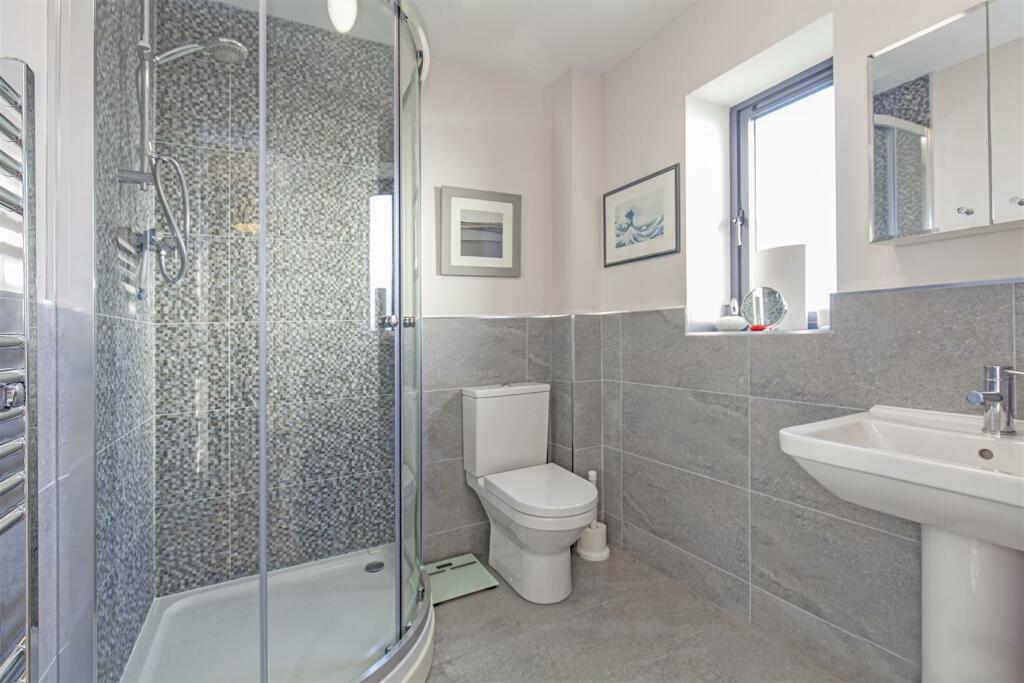 Bedrom 1 En Suite-1.jpg