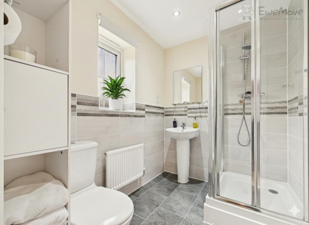 EWEMOVE SOUTH MOLTON - MASTER EN-SUITE