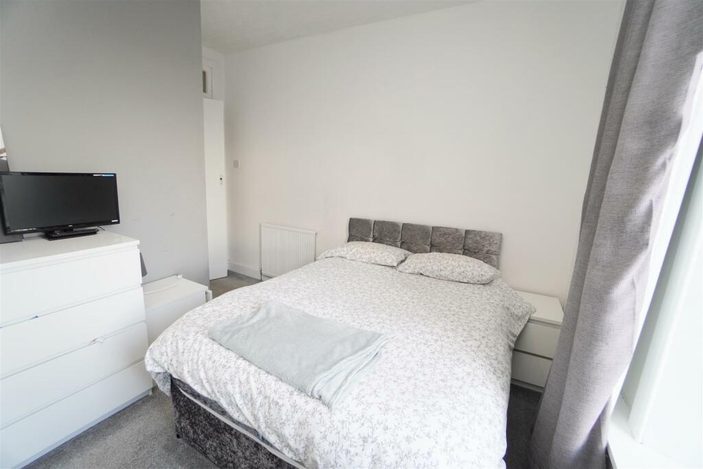 bedroom1.jpg
