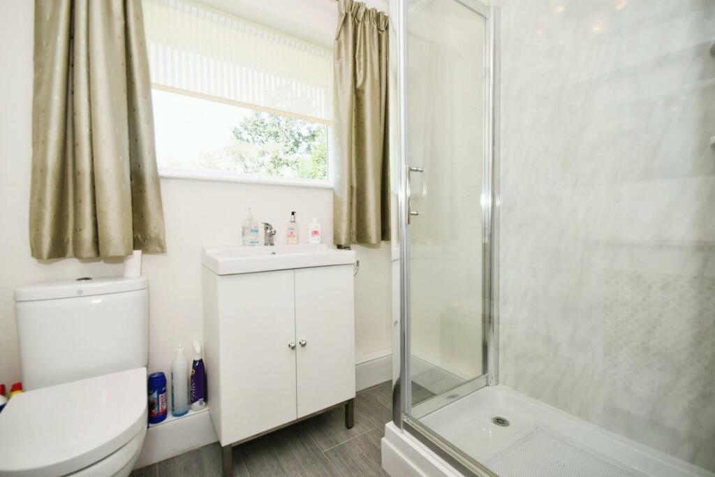 SHOWER ROOM.jpg