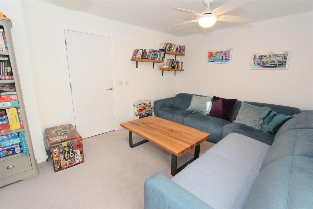 lounge b.JPG