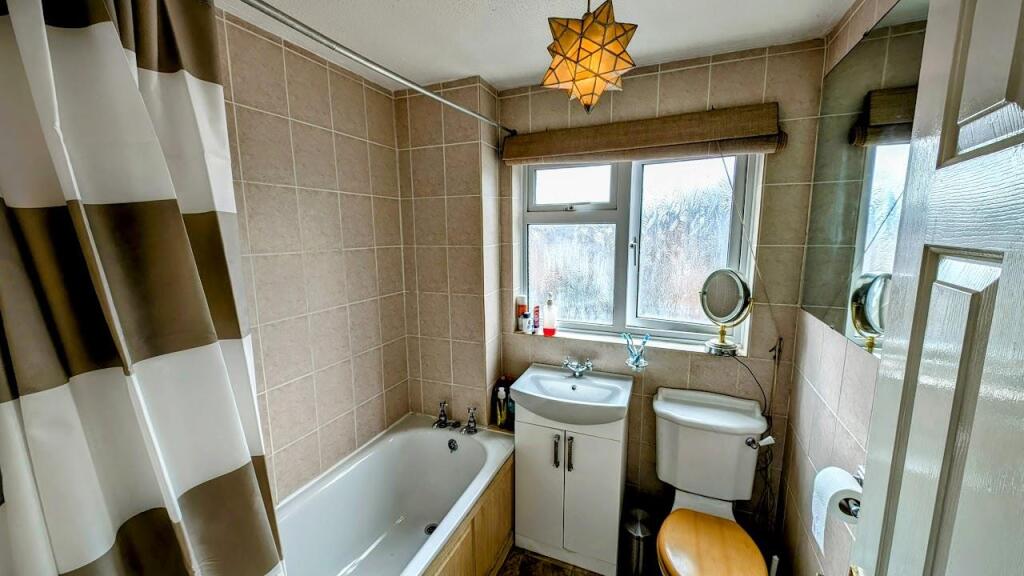 3 Mountbatten bathroom.jpg