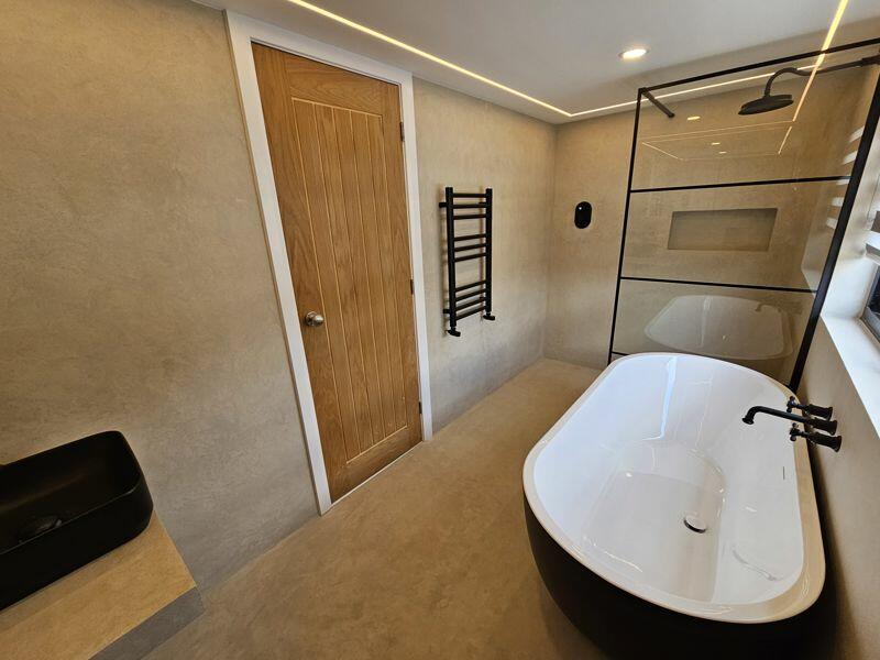 Bathroom (1st Floor)