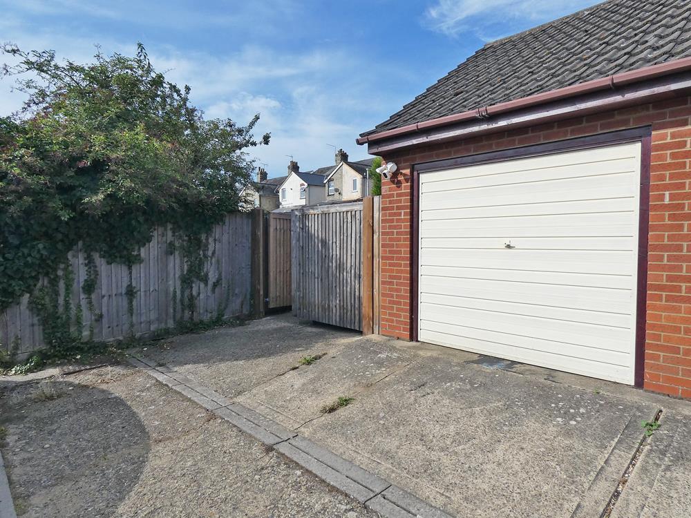 2293garageandparking.jpg