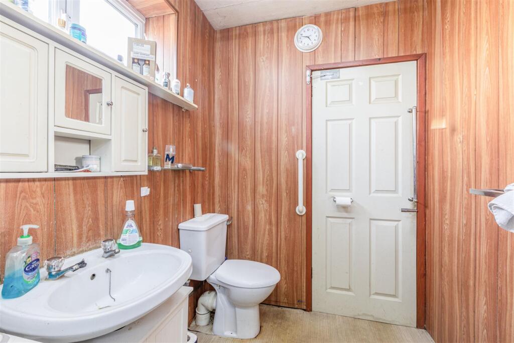 38 Eden Grove Road Byfleet, KT147PX - 10.jpg