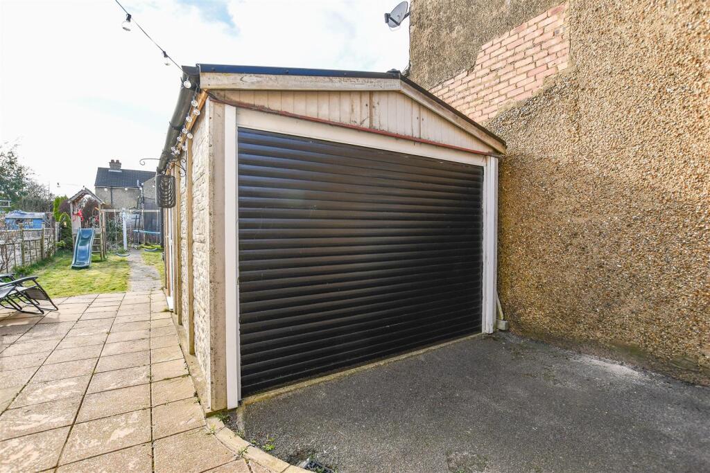 Garage .jpg