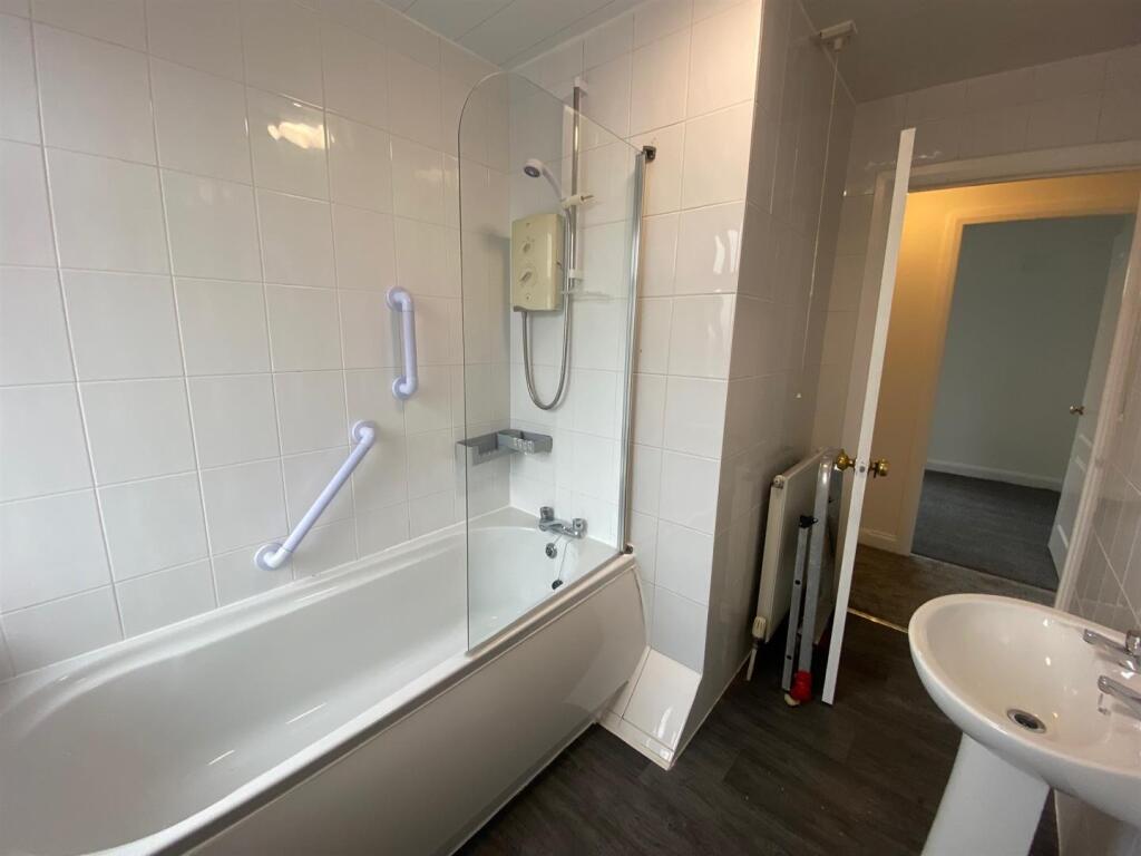 BATHROOM 1.jpg