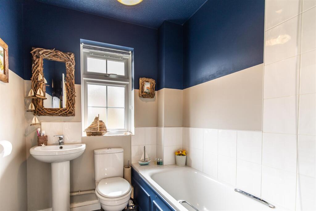 2 Sackville Close24.jpg