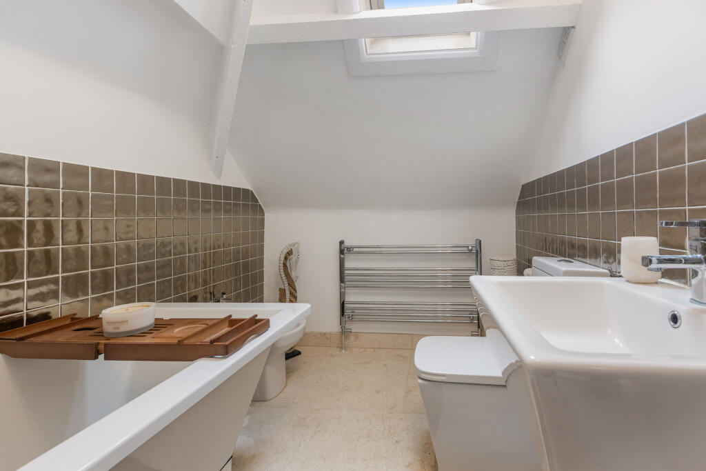 A24 - 3 The Old Coach House, Dartmouth - 250113