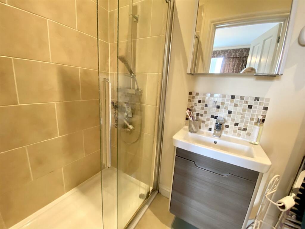 EN-SUITE SHOWER ROOM