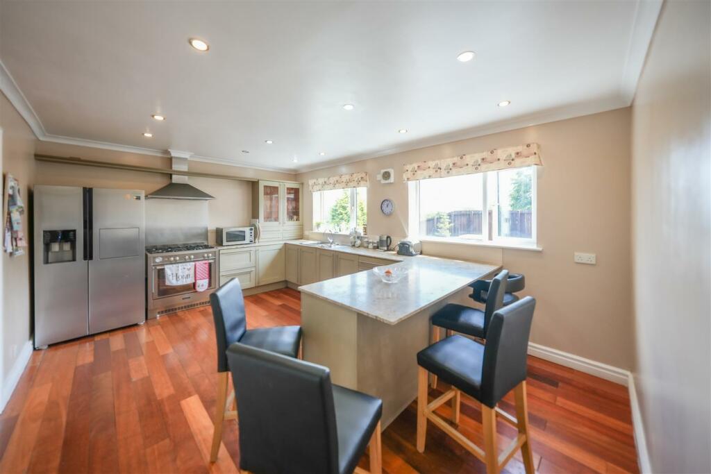 BREAKFASTING KITCHEN