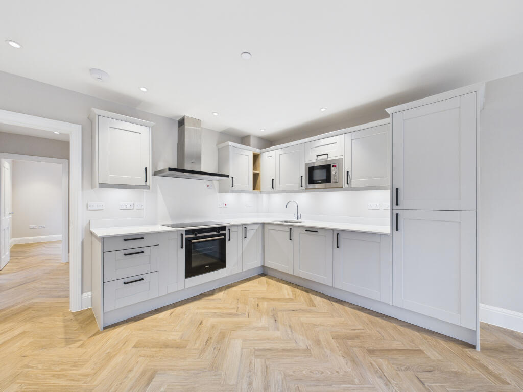 CAM01354G0-PR0620-STILL004