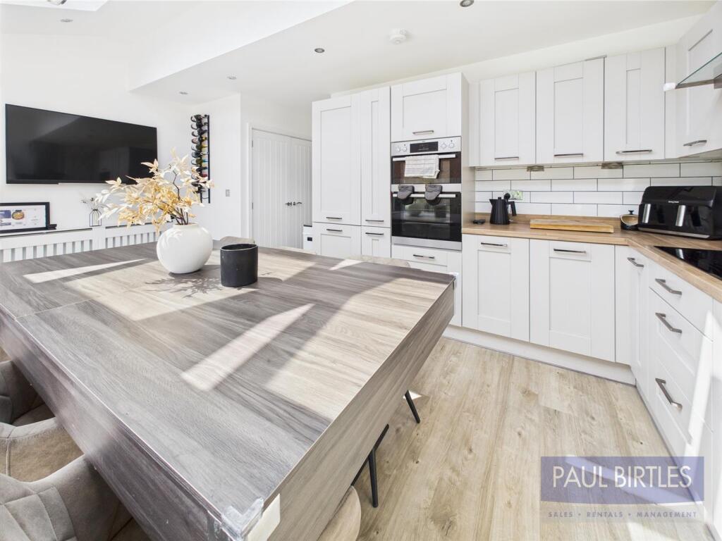 CAM01301G0-PR0633-STILL014.jpg