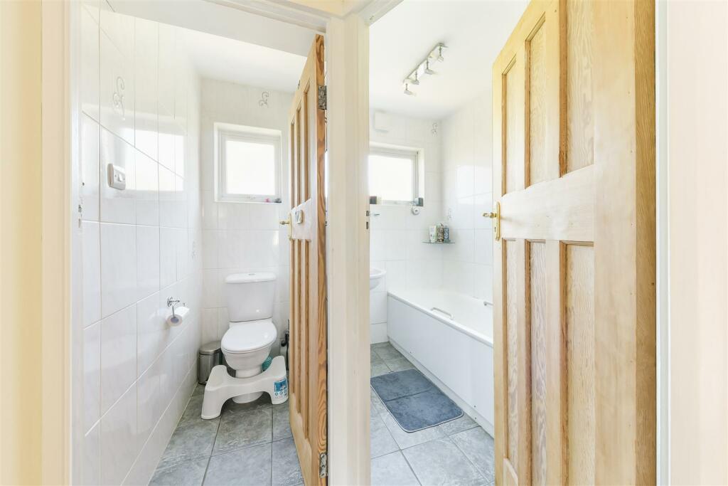 Separate Bathroom/W.C